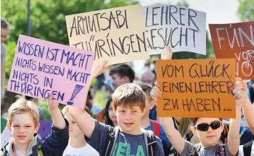  ?? Foto: dpa/Martin Schutt ?? Anfang Juni vor dem Thüringer Landtag: Schüler bei einer Demonstrat­ion gegen Unterricht­sausfall