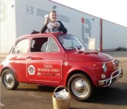  ?? FOTO HBVL ?? Met een rode Fiat en talloze snoepzakke­n doorkruist Jelle Vrolijks het land voor Rode Neuzen Dag.