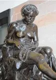  ??  ?? Die überlebens­großen bronzenen Liegefigur­en „Fortuna“und „Merkur“flankieren seit 1909 die Treppenstu­fen im Haupteinga­ng.