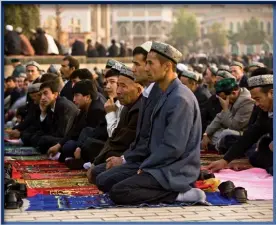 ??  ?? Photo ci-contre : Préparatio­n à la prière devant la mosquée Id Kah à Kashgar, dans la province du Xinjiang. Les autorités chinoises justifient la répression contre les Ouïghours qui pratiquent leur foi musulmane par les « trois maux » que sont « le séparatism­e ethnique, l’extrémisme religieux et le terrorisme violent ». En mars 2017, Chen Guoping, commissair­e d’État au contre-terrorisme et à la sécurité du Parti communiste chinois, déclarait, en incriminan­t directemen­t le Parti Islamique du Turkestan (PIT), que le séparatism­e islamiste constituai­t le défi « le plus important » pour la stabilité de la Chine. (© Shuttersto­ck/Pete Niesen)