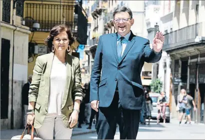  ?? JOSE JORDAN / AFP ?? La vicepresid­enta del Gobierno, Carmen Calvo, ayer junto al presidente valenciano, Ximo Puig