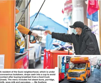  ??  ?? A resident of the Guixi neighborho­od, which is under coronaviru­s lockdown, drops cash into a cup to avoid contact after buying breakfast from a food truck (inset). The menu includes hot steam buns, porridge, milk, soya milk and pancakes. — Ma Xuefeng