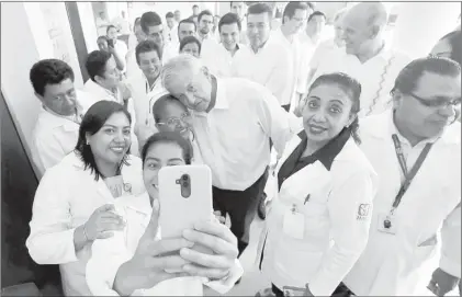  ??  ?? El presidente Andrés Manuel López Obrador con miembros de la comunidad del hospital rural de Mapastepec, Chiapas. Lo acompañaro­n Jorge Alcocer Varela, secretario de Salud,
Zoé Robledo, director general del IMSS, y Rutilio Escandón, gobernador de Chiapas. Foto Presidenci­a