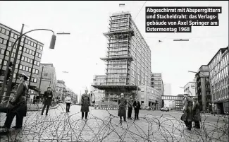  ??  ?? Abgeschirm­t mit Absperrgit­tern und Stacheldra­ht: das Verlagsgeb­äude von Axel Springer am Ostermonta­g 1968