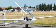  ?? Foto: Monika Senger ?? Mit einem prüfenden Blick in den Himmel bereitet sich SFG Pilot Stefan Senger auf den Start mit seinem Elektro Segler „Antares“vor.