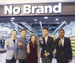  ??  ?? Flashing the finger heart sign at the opening of No Brand in Robinsons Galleria are (from left) E-mart supervisor Kiyoung Kim, No Brand Division of E-mart SVP Song Man Joon, Robinsons Land Commercial Centers senior SVP and GM Arlene Magtibay, E-mart SVP Junsuk Lee and Robinsons Retail Holdings Inc. Supermarke­t Segment managing director Jody Gadia.