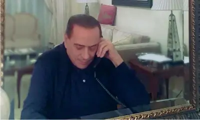  ??  ?? Su Instagram Silvio Berlusconi, 81 anni, al telefono in uno scatto social: «Live da Merano al telefono con Nicola Porro su Radio 105 ospite di Matrix»