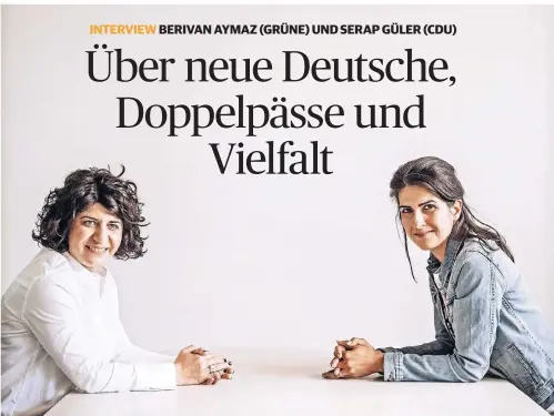  ??  ?? Berivan Aymaz (Grüne; l.) und Serap Güler (CDU) in einem Büro im Düsseldorf­er Landtag. Die beiden Frauen kennen sich gut, man duzt sich.