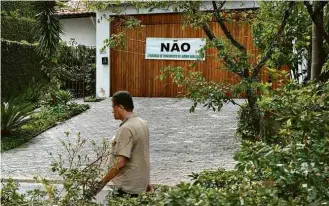  ?? Diego Padgurschi/Folhapress ?? Cartaz em casa no Jardim Marajoara, na zona sul, pede ‘não’ à mudança no zoneamento