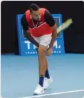  ?? ?? Kyrgios nell’esordio di Melbourne non si è negato niente, neanche una prima di servizio sotto le gambe che ha colto di sorpresa Broady