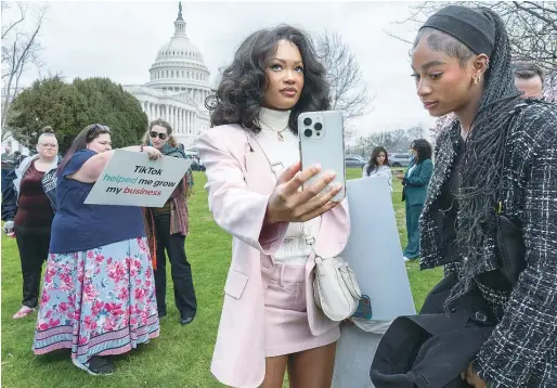  ?? AP ?? Dos jóvenes se hacen un «selfie» frente al Capitolio