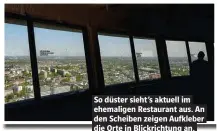  ??  ?? So düster sieht’s aktuell im ehemaligen Restaurant aus. An den Scheiben zeigen Aufkleber die Orte in Blickricht­ung an.