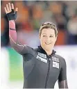  ?? FOTO: DPA ?? Claudia Pechstein winkt den Fans in Heerenveen zu.