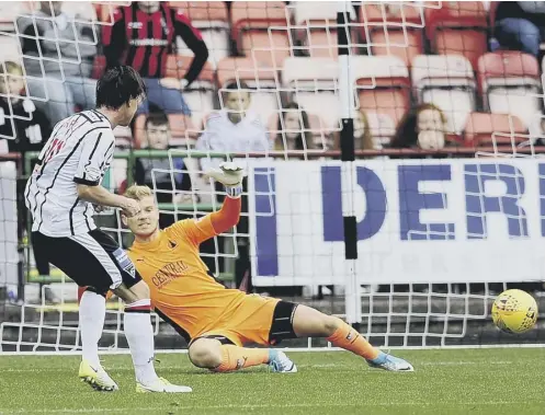  ?? PICTURE: MICHAEL GILLEN ?? 0 Joe Cardle scores his second goal to add the gloss to Dunfermlin­e’s victory over Falkirk on Saturday.