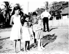  ??  ?? Karin Schulze mit einheimisc­hen Kindern in Brasilien, 1950er-Jahre. Ihre Eltern lebten dort für zwei Jahre, kehrten dann wieder zurück