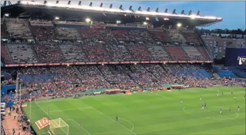  ??  ?? DESANGELAD­A. La Tribuna de Preferenci­a del estadio Vicente Calderón, semivacía durante el partido entre el Alavés y el Barcelona.