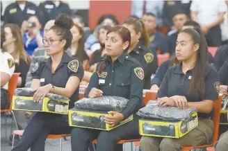  ??  ?? Las mujeres bombero recibieron ayer sus uniformes en la sede de la Comisión de Derechos Humanos local como parte de la recomendac­ión emitida por el órgano con número 17/2018.