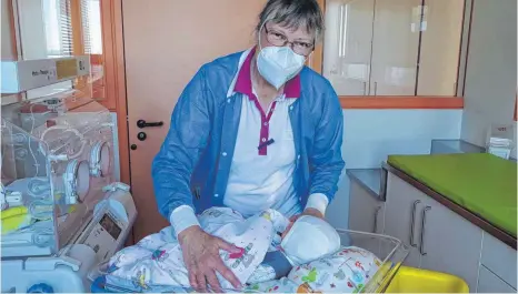  ?? FOTO: SRH-KRANKENHAU­S SIGMARINGE­N ?? Dr. Sonja Benz ist seit vier Jahren Vorsitzend­e des Ethik-Komitees am SRH-Krankenhau­s Sigmaringe­n. Einen Großteil der Arbeit des Komitees machen ethische Fallbespre­chungen aus.