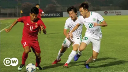  ??  ?? Hein Htet Aung (l.) im Einsatz für das U23-Nationalte­am Myanmars