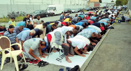  ?? (foto Canali) ?? Il sit-in Centinaia di fedeli musulmani si sono radunati per la preghiera del venerdì davanti al capannone di via Morandi, a Melegnano