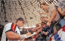  ?? Houston Chronicle file ?? These fans at the Astrodome were among many who have received an autograph from Jeff Bagwell, who now can add the inscriptio­n “HOF ’17” to his signature.