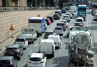  ??  ?? Code
Auto ferme all’altezza del sottopass di piazza Bambini di Beslan