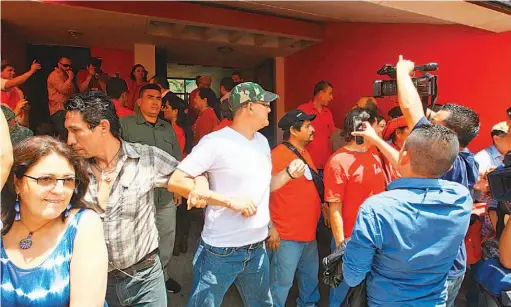  ??  ?? Sin opción. Los militantes del FMLN que acudieron a las elecciones internas no tuvieron opción para elegir a candidatos al concejo capitalino.