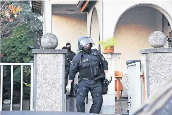  ?? FOTO: ACTION PRESS ?? Die Bundespoli­zei durchsucht­e mit Unterstütz­ung von Spezialein­satzkomman­dos mehrere Wohnungen in Nordrhein-Westfalen – wie hier in Essen.