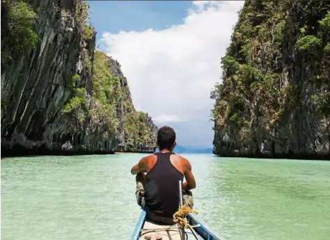  ?? — Photos: Manuel Meyer/dpa ?? Tourists in the Palawan province of the Philippine­s can take part in boat trips to many small and unspoilt islands.