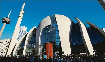  ?? Foto: ČTK ?? Velká událost Otevření kolínské mešity tureckým prezidente­m Erdoganem se účastnily tisíce lidí.