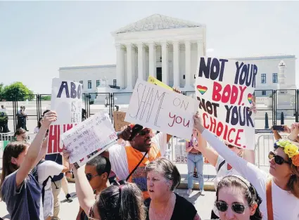  ?? Ap / steve helber ?? Defensores del derecho al aborto protestan frente al Tribunal Supremo de los Estados Unidos, en Washington DC.