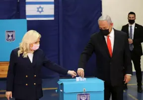  ??  ?? نتنياهو وزوجته يدليان بصوتيهما في الانتخابات العامة في القدس المحتلة