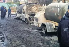  ??  ?? Las tres pipas estaban estacionad­as fuera de las casas de los propietari­os, los cuales huyeron poco después del siniestro, informaron las autoridade­s.