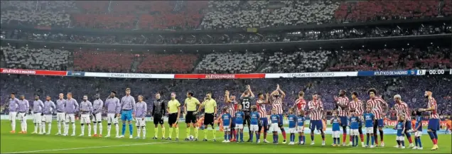  ?? ?? Los jugadores del Atlético aplauden a la afición, que preparó un tifo rojo, blanco y azul, antes del saludo previo al partido.