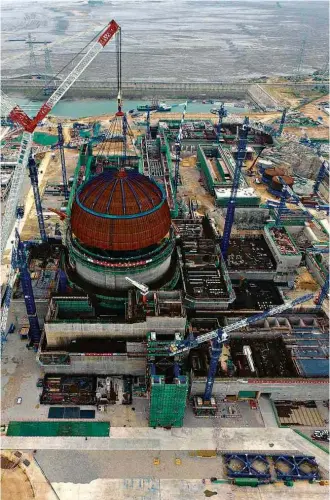  ?? Jiang Kehong/Xinhua ?? » CÚPULA ATÔMICA Domo é colocado na usina nuclear de Fuqing, China; instalaçõe­s são as primeiras de projeto-piloto de nova tecnologia para reatores desenvolvi­da no país