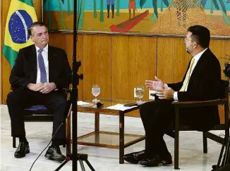  ?? Clauber Cleber Caetano/Divulgação Presidênci­a ?? Bolsonaro durante entrevista à Rede Correio Sat, da Paraíba