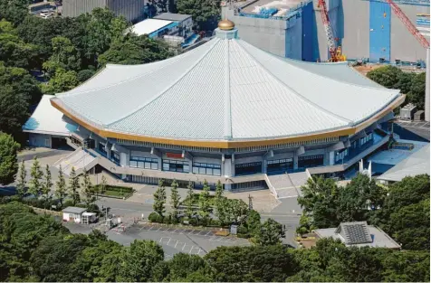  ?? Foto: Kyodo, dpa ?? Die Kampfsport­halle Nippon Budokan in Tokio, in der die Judo‰ und Karatewett­bewerbe ausgetrage­n werden – traditione­ll medaillent­rächtige japanische Sportarten.