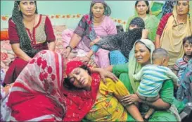  ?? SAKIB ALI/ HT ?? Relatives of the boy, Mohammad Zaid, mourn his death in Sahibabad on Sunday.