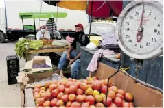  ?? JOHNNY OLIVARES ?? Un vendedor de tomates en Barranquil­lita.