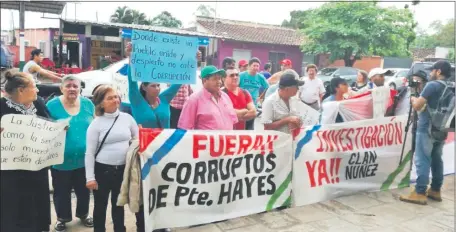  ??  ?? Los pobladores de Villa Hayes continuará­n con las protestas contra el “clan Núñez” de Villa Hayes.