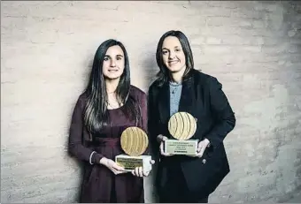  ?? LLIBERT TEIXIDÓ ?? Por la igualdad Luri Sorroche y Ángela Jiménez recibieron el premio en la gala solidaria de la Federació por ser las únicas técnicas que dirigen a hombres