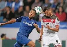  ?? FOTO: IMAGO ?? Fußball ist auch Kopfsache: Aziz Bouhaddouz (FC St. Pauli) im Kampf um Ballbesitz gegen Jan Gyamerah (links).