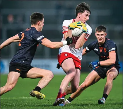  ?? ?? PROTECTING POSSESSION:
Paul Cassidy of Derry claims the ball during the game