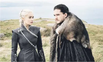  ??  ?? Daenerys Targaryen (Emilia Clarke) y Jon Snow (Kit Harington) en uno de los últimos episodios de la serie.