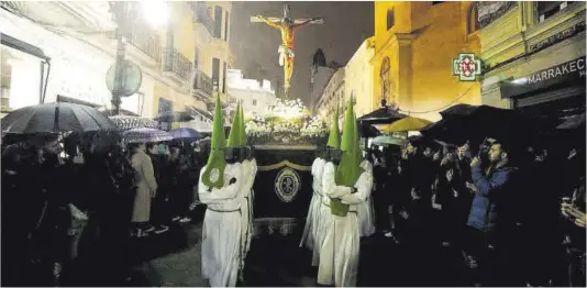  ?? Jaime Galindo ?? Los cofrades de Las Siete Palabras, rodeados de fieles bien provistos de paraguas.