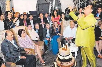  ?? ESPECIAL ?? El ex mandatario durante un festejo con Juan Gabriel.
