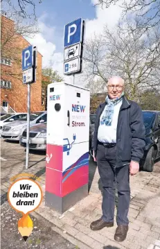  ?? RP-FOTO: KNAPPE ?? Norbert Hommes hat seit einem Jahr ein Elektro-Auto. Die Beschilder­ung an der Ladesäule am Kreishaus sei völlig verwirrend, sagt der 69-Jährige.