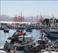  ??  ?? Au Vieux-Port de Cannes, le plus grand salon à flot du monde nous en met plein les yeux.