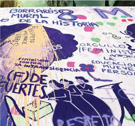  ??  ?? El mural feminista de Alcalá de Henares (Madrid) fue vandalizad­o ayer, un día antes del 8-M