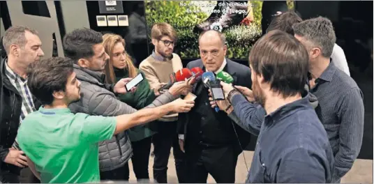  ??  ?? EXPLICACIO­NES. Javier Tebas habló en la sede de LaLiga tras su reunión con AFE y los jugadores del Reus.